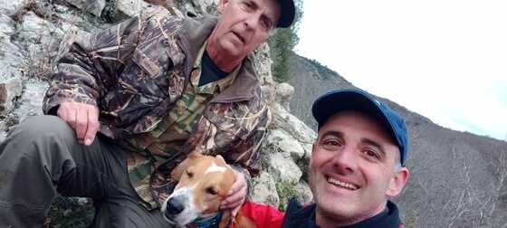 Ο διασώστης παραδίδει στον ιδιοκτήτη τον σκύλο του.